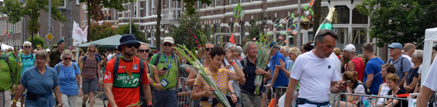 Aankomst deelnemers van de Vierdaagse Nijmegen 2019 op de Sint Anna straat St Annastraat Via Gladiola
