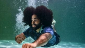 Firefly onderwater zwemende man afro armerikaans het stormt en regent 27617